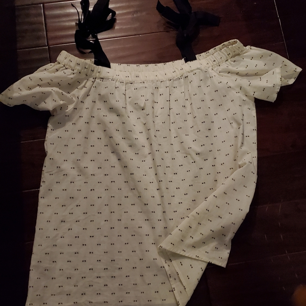 Motherhood Maternity white blouse w/ blck accents